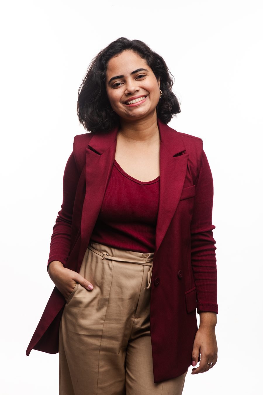 Rebeca Cristina em pé, de blazer
