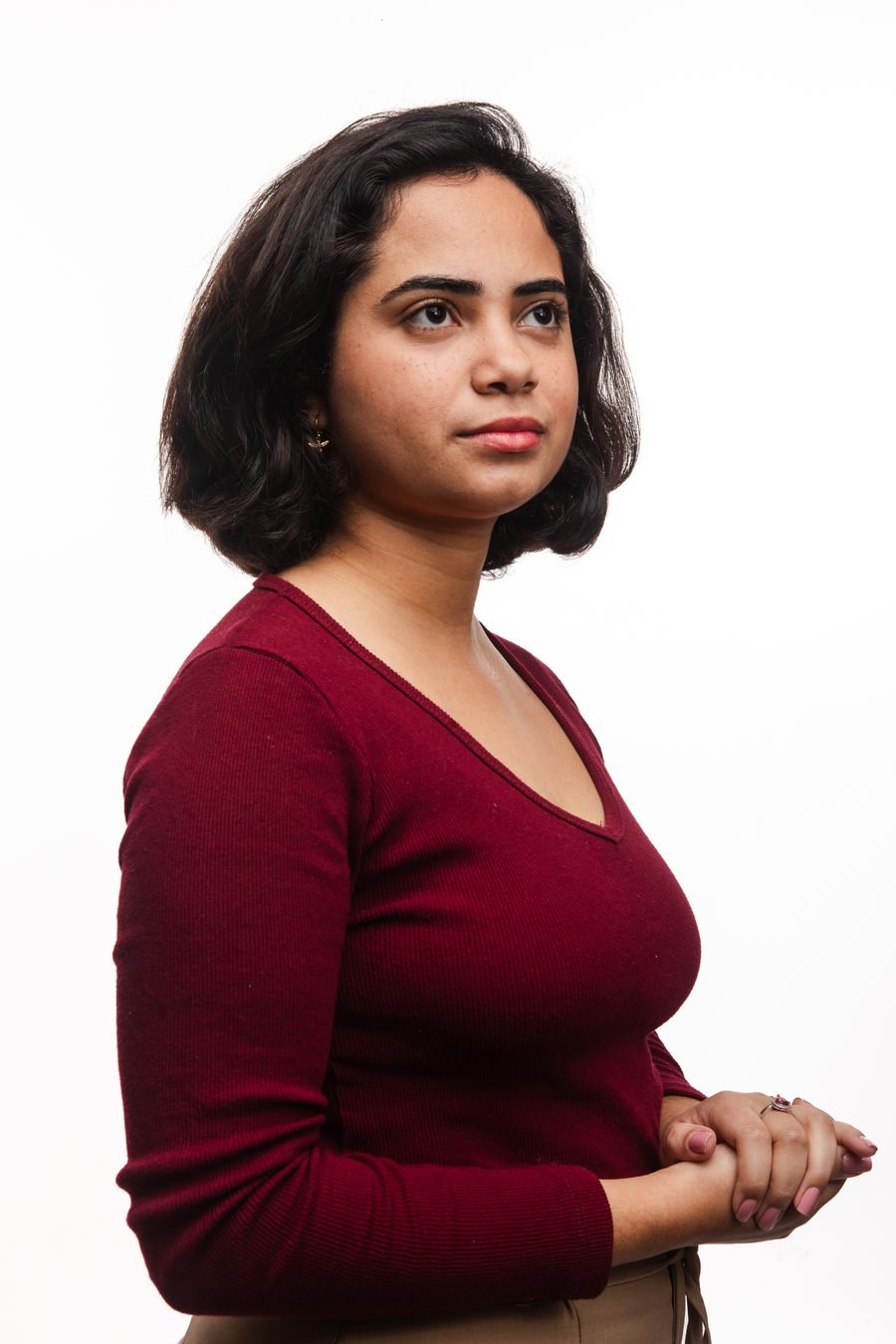 Retrato de Rebeca Cristina com expressão séria