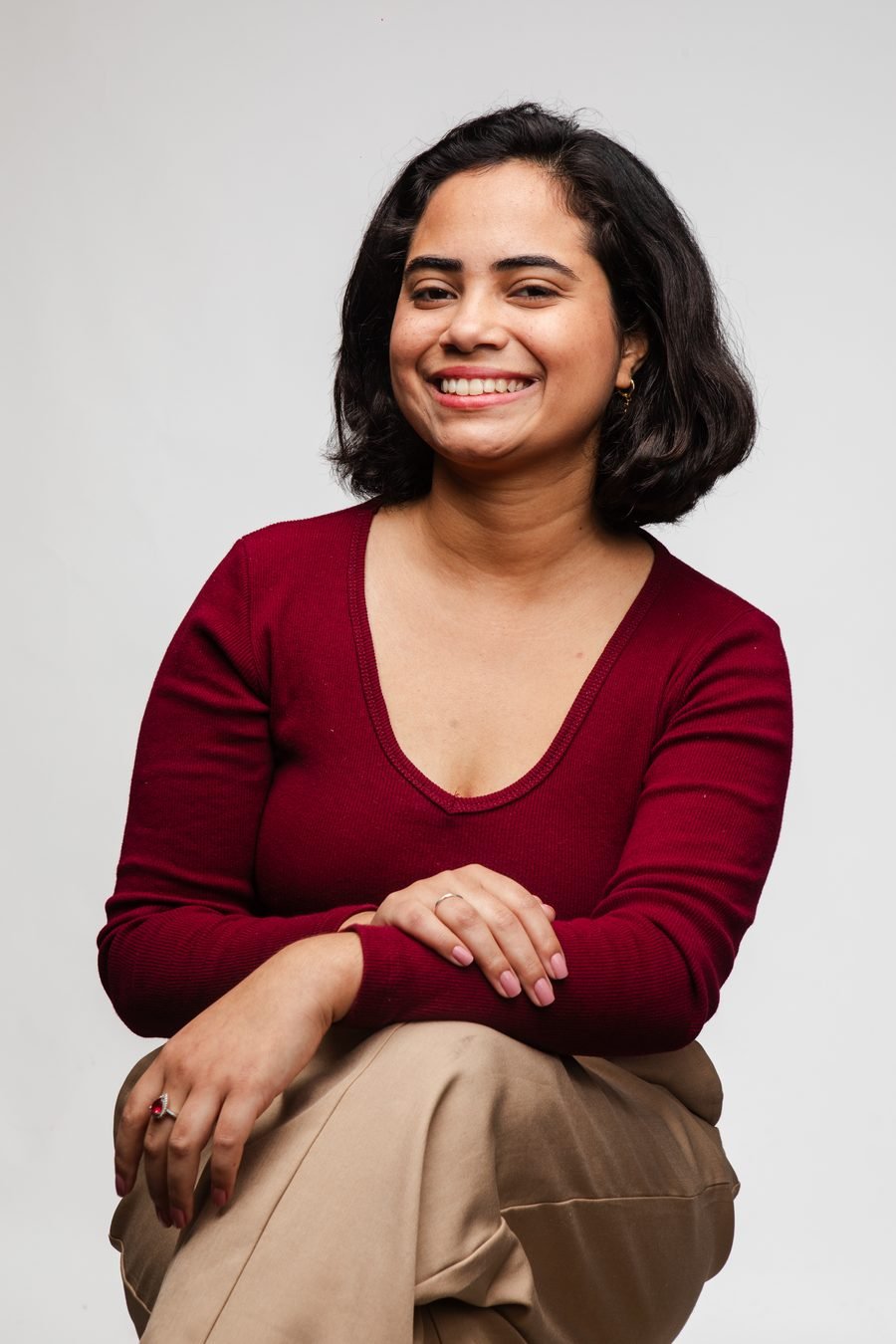 Rebeca Cristina sentada, sorrindo